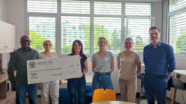Remise d'un chèque par l'association Neurovie à l'équipe de Pr Adotevi