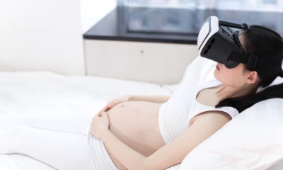 Femme enceinte utilisant un casque de réalité virtuelle