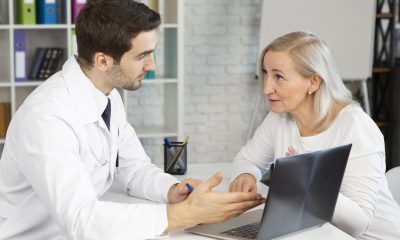 Un soignante et une patiente en discussion dans un bureau