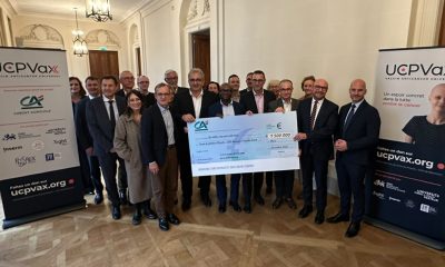 Remise du chèque de 1,5M€ au Pr Olivier Adotevi par le Crédit agricole pour le projet UCPVax
