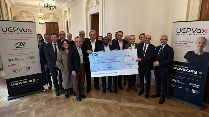 Remise du chèque de 1,5M€ au Pr Olivier Adotevi par le Crédit agricole pour le projet UCPVax